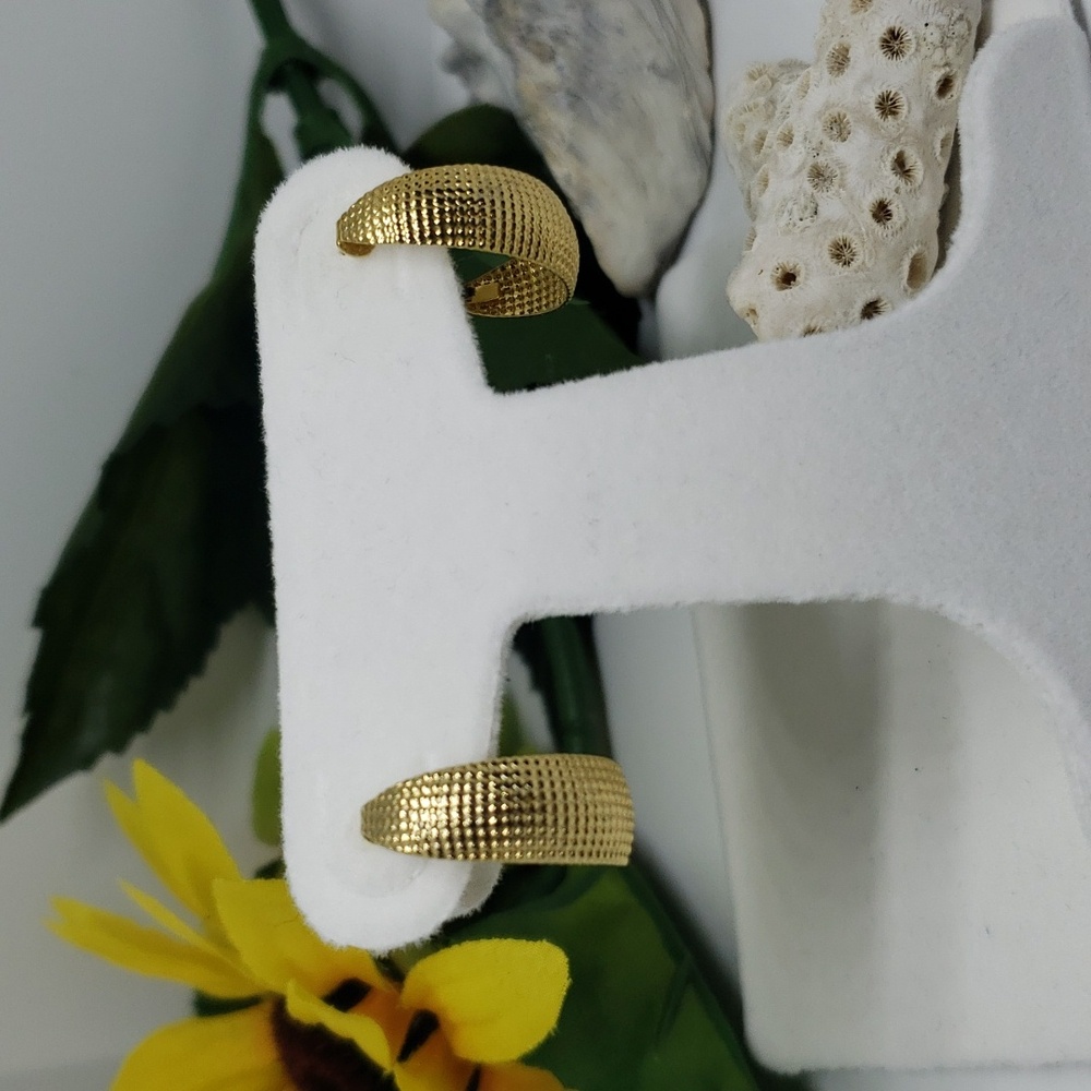 Vintage gold tone weave look pierced earrings with clip back